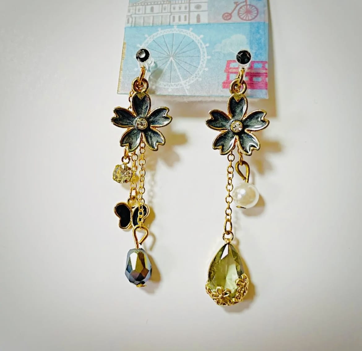 あなただけのアクセサリーをお作りします 桜と蝶のイヤリング / ピアス《ブラック》 イメージ1