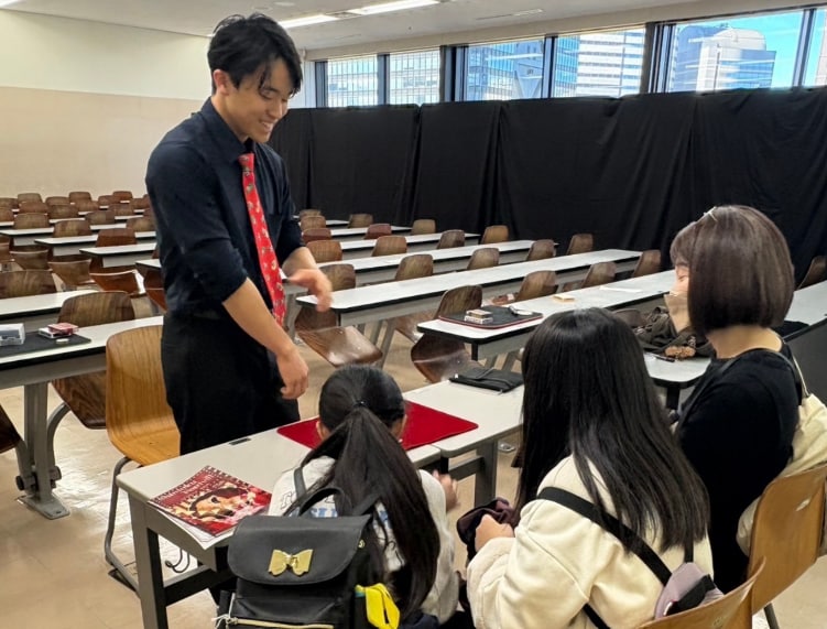 1～20名様　プロマジシャンが盛り上げます 会食やVIP接待、プライベートな宴席など、少人数での場で イメージ3