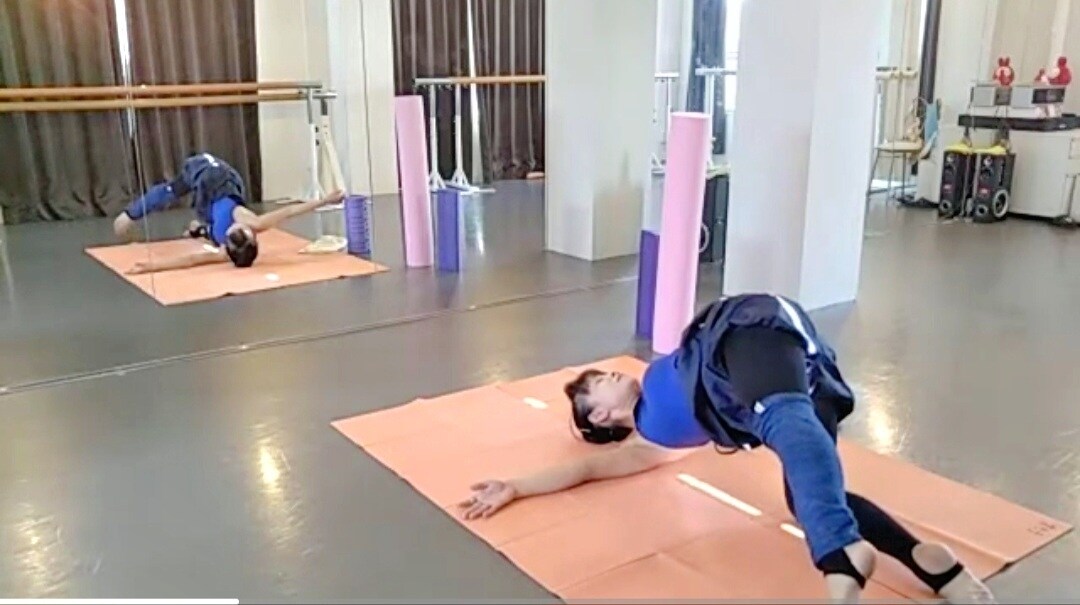 足の怪我中にできる柔軟＆体幹トレーニングを行います 足（脚）ケガ中でも可能な柔軟＆体幹トレーニング動画 イメージ1