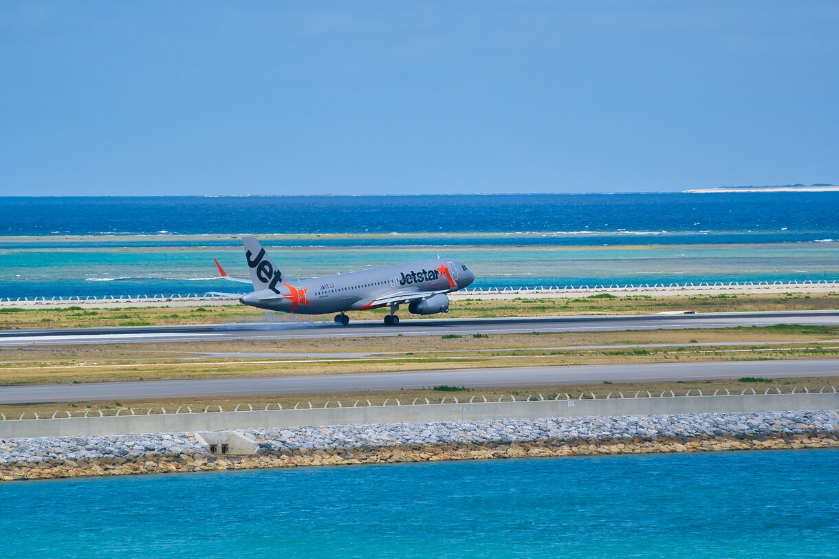 沖縄の青い海を背景に離着陸する飛行機を撮影します 【高品質】一眼カメラで撮影した高品質な写真をリーズナブルに。 イメージ3