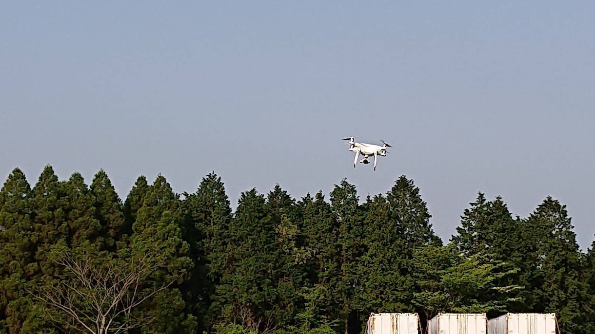 稲刈り作業、豊作田んぼ　ドローン空撮します 農作業風景、田んぼ全景、空から記念にドローン撮影 イメージ5