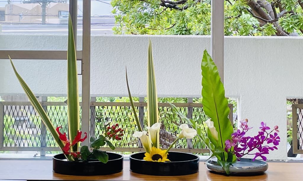 お花をペットポドルで飾れるように教えます 華道師範所有者が、華道の要素を活かして、お教えします。 イメージ6