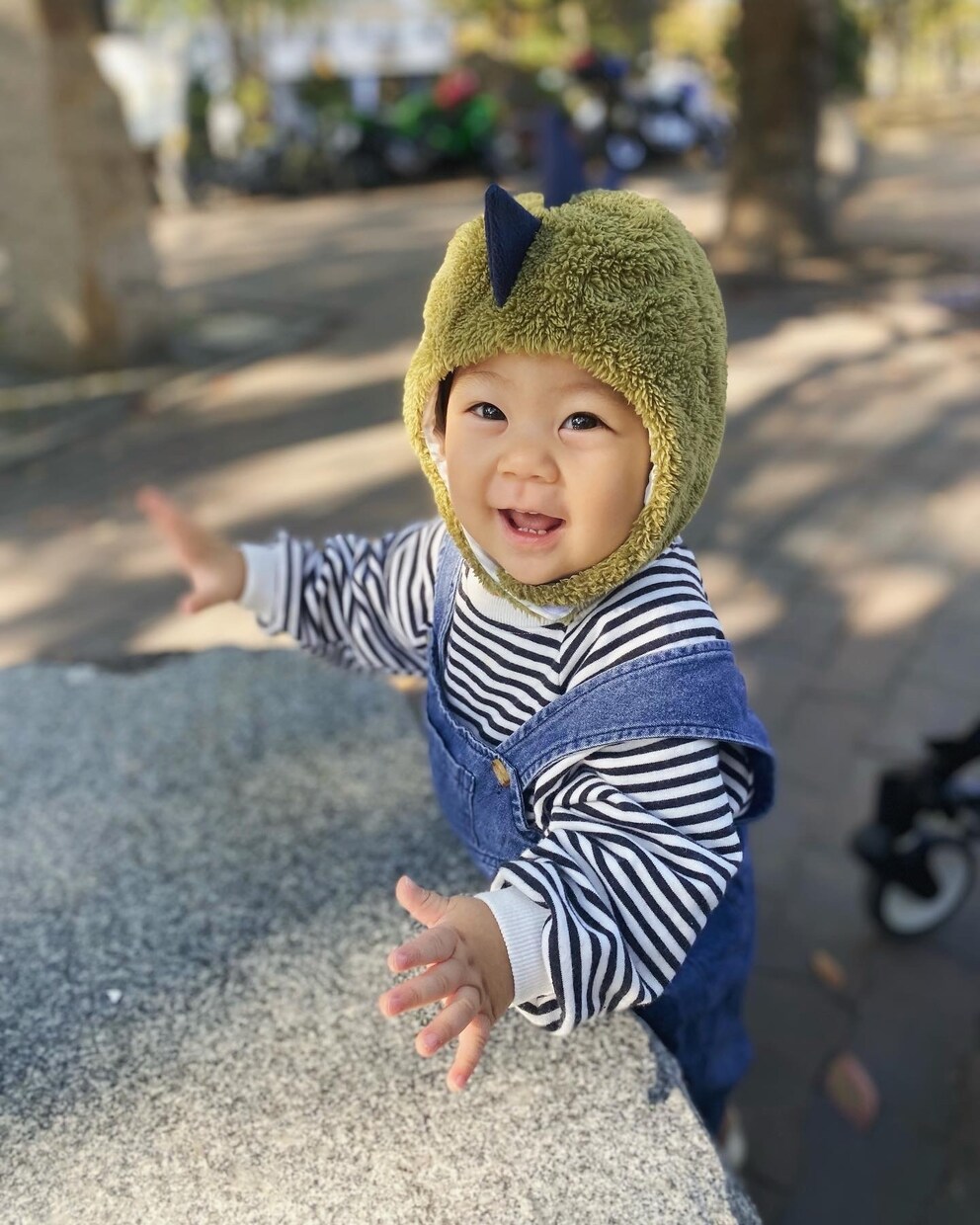 遊ぶ、食べる、笑うベビー子どもの写真素材提供します ぱっちりお目目、さらふわ桃肌、ふさふさヘアーの1歳boyです イメージ10
