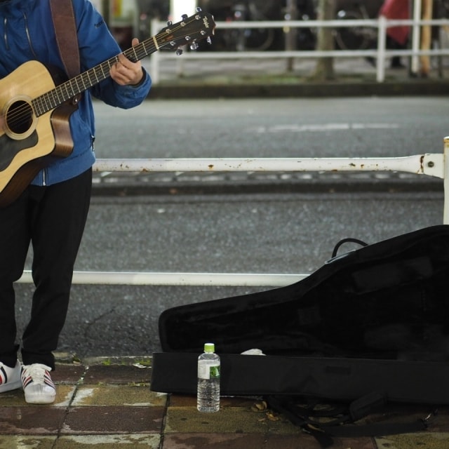 お互いに顔出しナシで初心者ギターレッスン致します フォークギターこっそり弾けるようになっちゃいません。 イメージ6
