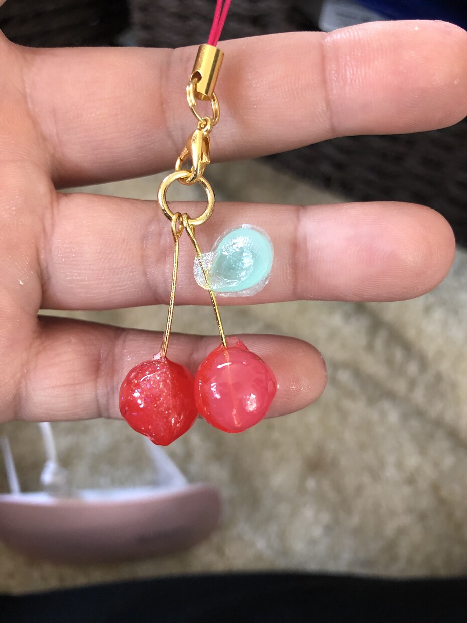 レジンでアクセサリーやキーホルダーを作ります ネックレスやキーホルダーをつくってます イメージ6
