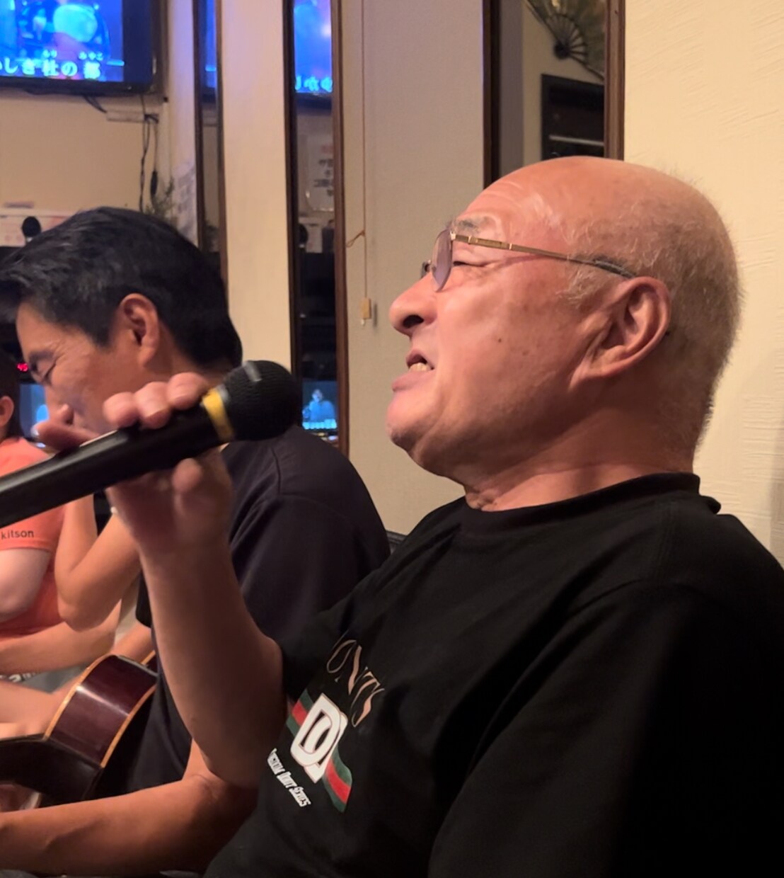 カラオケをギター伴奏で盛り上げます カラオケアコギギタリストとして足立区葛飾区で活動中 イメージ3