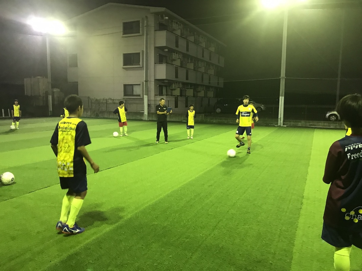 サッカーのトラップのちょっとしたこつ教えます ボールは止めようと思わないと止まっちゃうって知ってますか？？ イメージ2