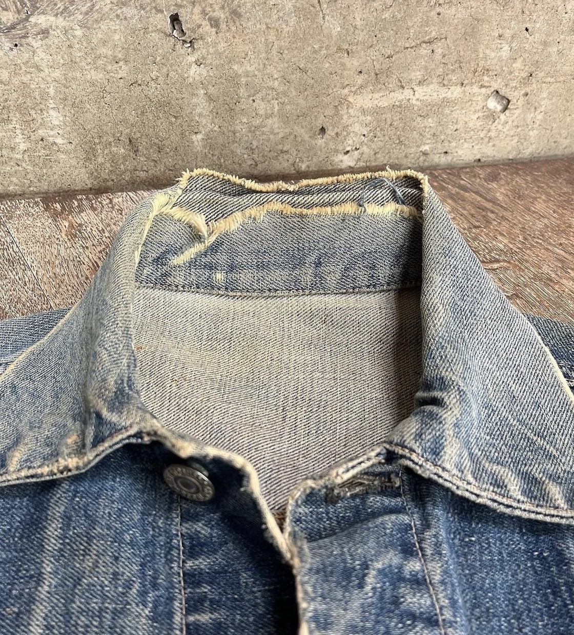 デニムのお直しいたします 雰囲気を活かすリペアを心がけてています。 イメージ1