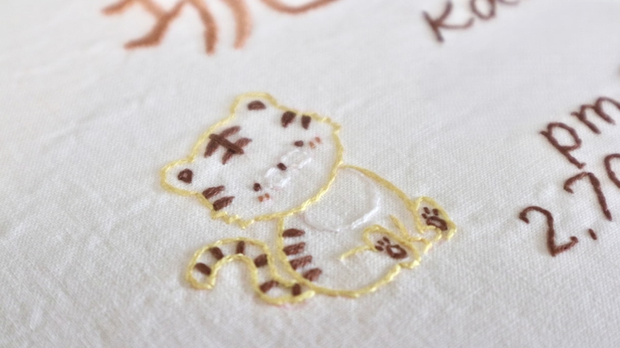 オーダーメイドの手刺繍命名書を作成します お子さんの名前にちなんだイラストを刺繍致します イメージ7