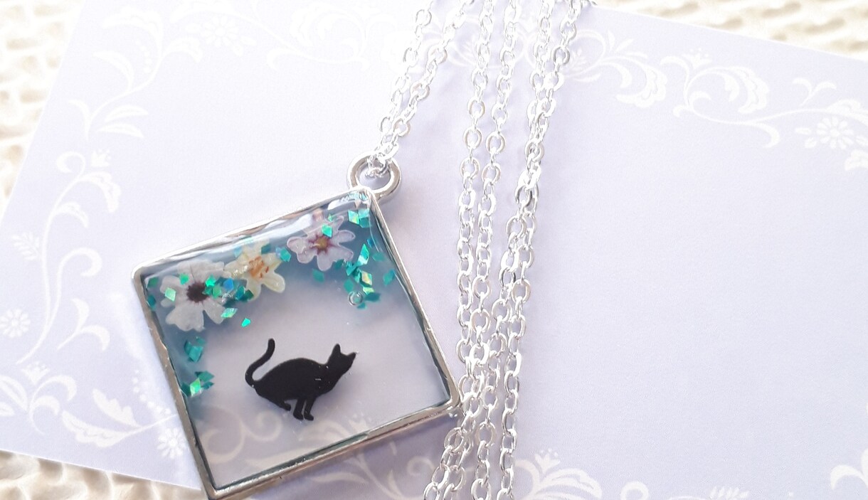 黒猫のレジンネックレスを販売します 黒猫をモチーフにしたハンドメイドアクセサリーはいかがです イメージ3