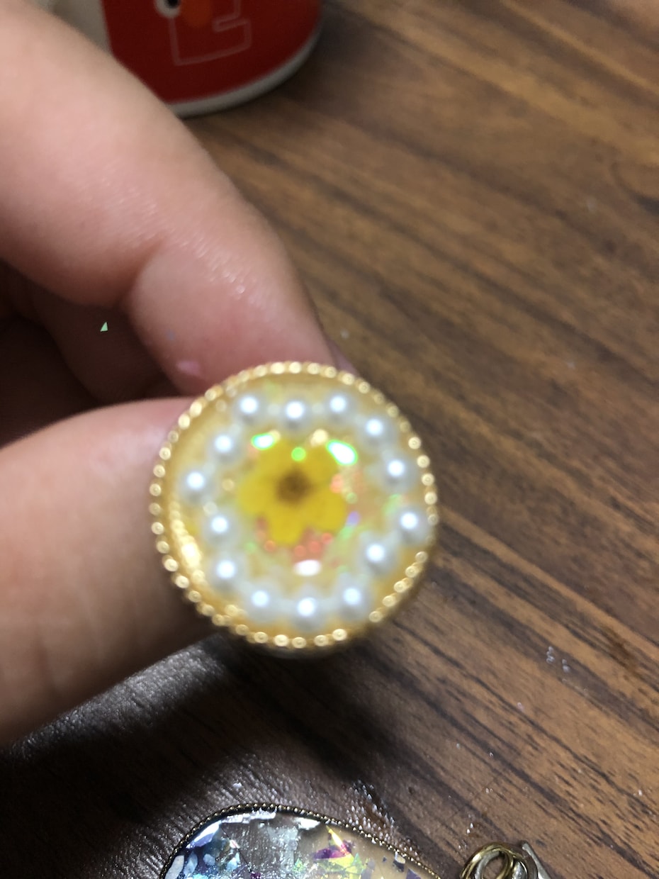 レジンでアクセサリーやキーホルダーを作ります ネックレスやキーホルダーをつくってます イメージ5