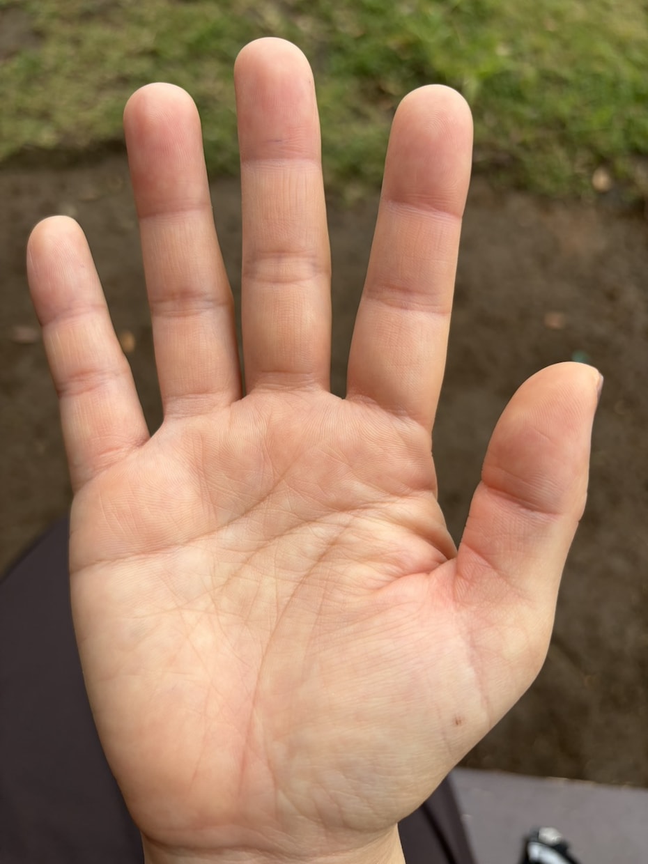 結婚線と感情線でみる、ご縁と恋愛傾向を鑑定します 焦らなくていい。ご縁の時期も相性も、手相が教えてくれます。 イメージ3