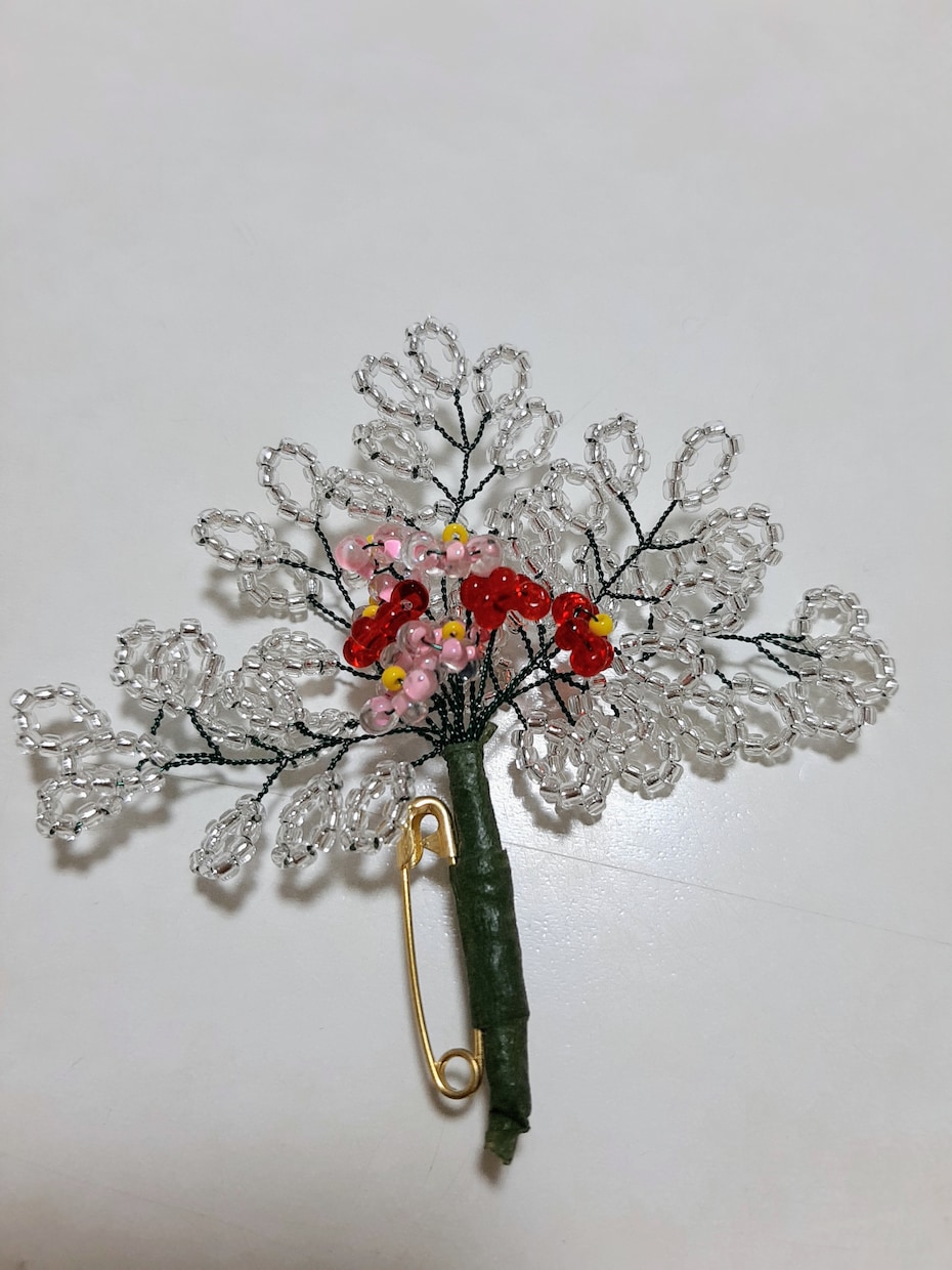 ビーズで作ったアクセサリーを販売します ビーズの花や葉のブローチ7個のセットです。 イメージ3