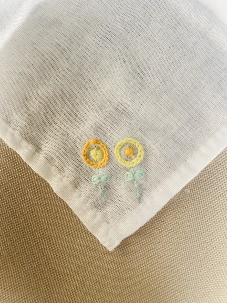手作りの刺繍します ハンカチにお花や小物の刺繍します。長く愛されるお守りに。 イメージ8