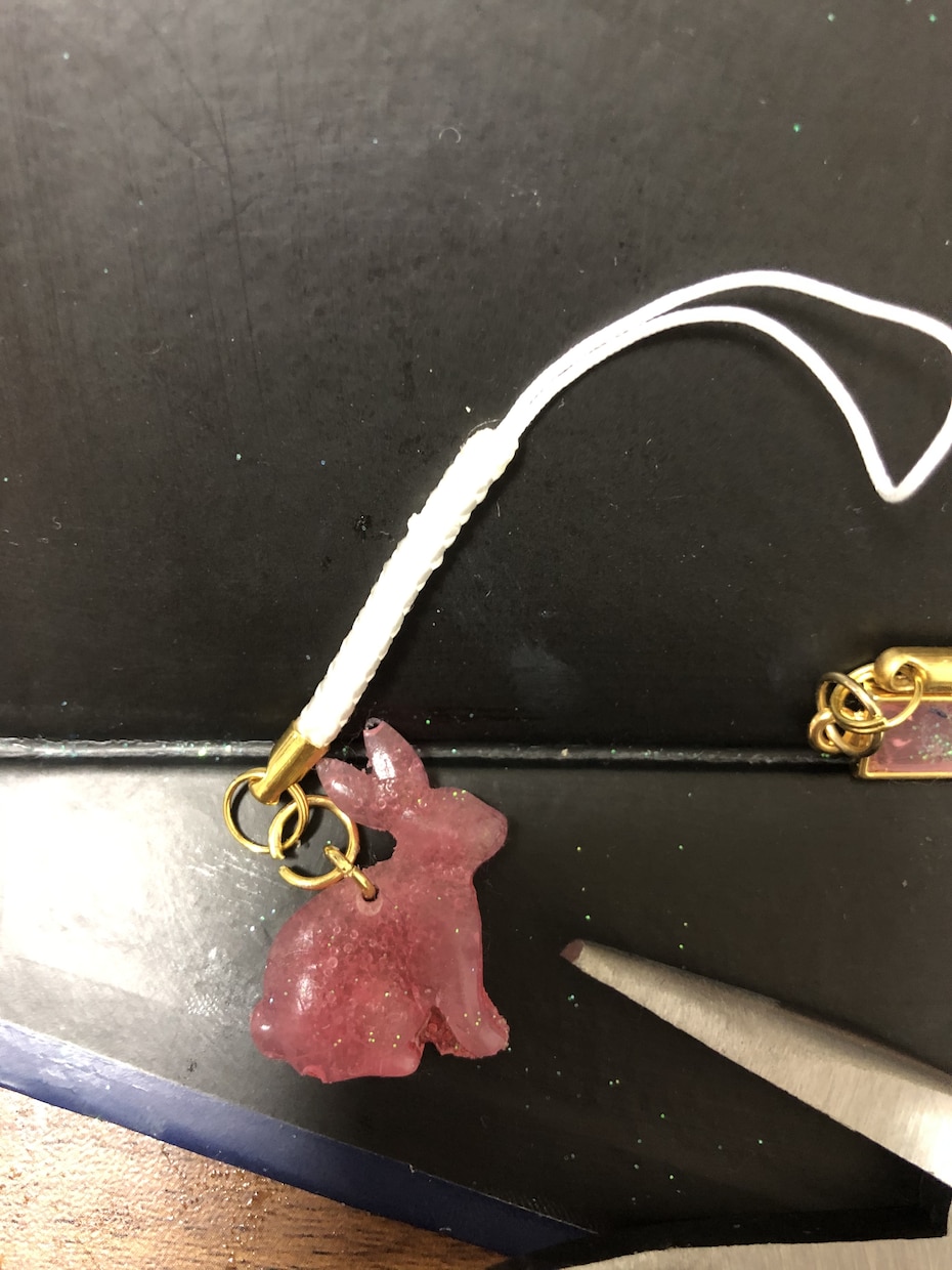 レジンでアクセサリーやキーホルダーを作ります ネックレスやキーホルダーをつくってます イメージ10