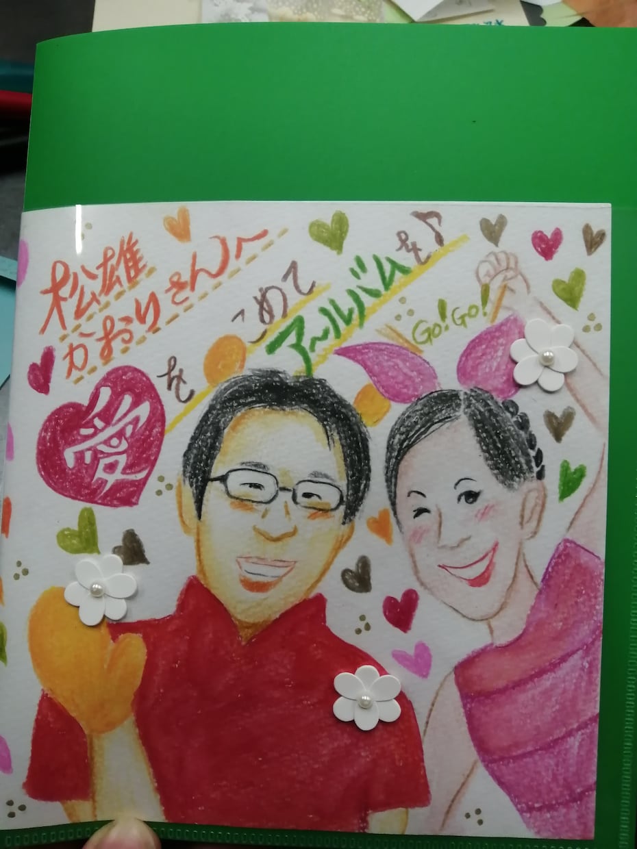 水彩色鉛筆優しくあたたかい雰囲気の似顔絵を描きます あなたの好きなもの(色や植物等)散りばめたイラストを描きます イメージ3