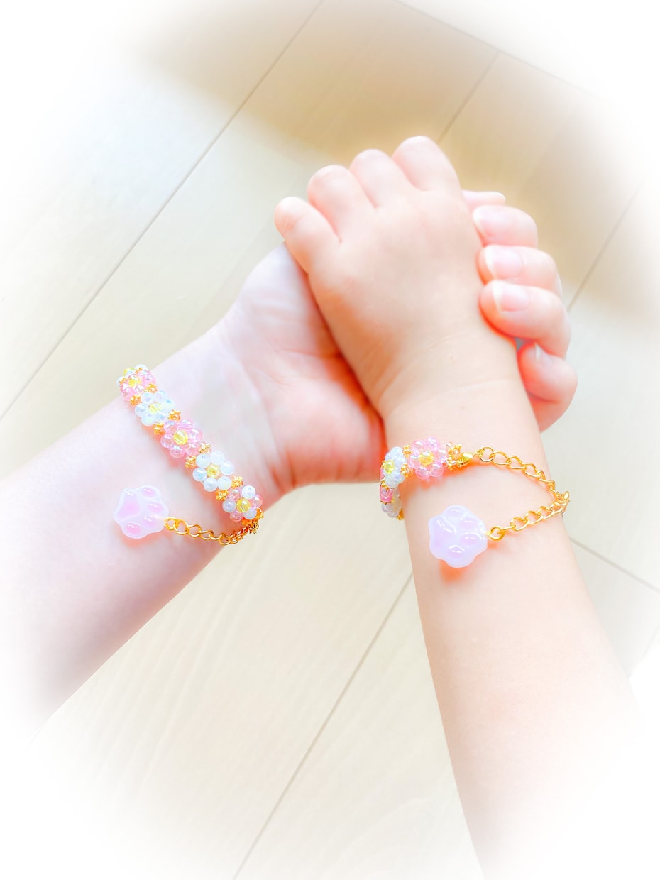 可愛いお花のブレスレッドを制作します ハンドメイドなので唯一無二のお揃いのブレスレットができます♪ イメージ2