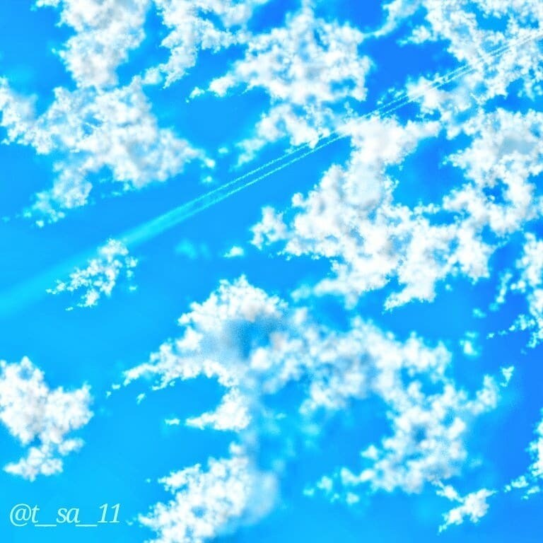 空のイラスト描きます 手描き感のあるリアルな空イラスト イメージ1