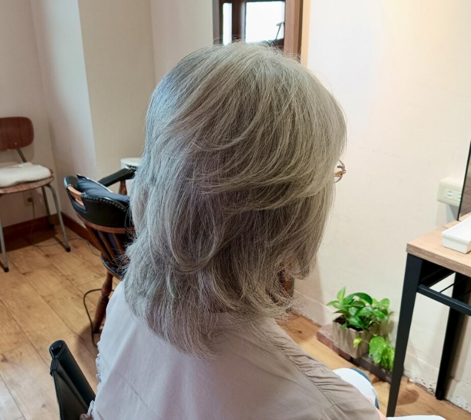 グレイヘアや白髪を主にヘアスタイルのお悩み伺います 白髪や髪の不安にそっと寄り添います イメージ1