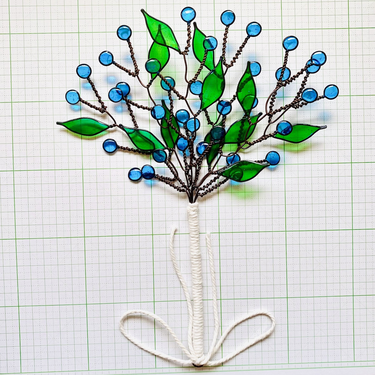 色鮮やかなブルーのかすみ草のスワッグを作ります お部屋に彩りを加えるアレンジフラワー イメージ5