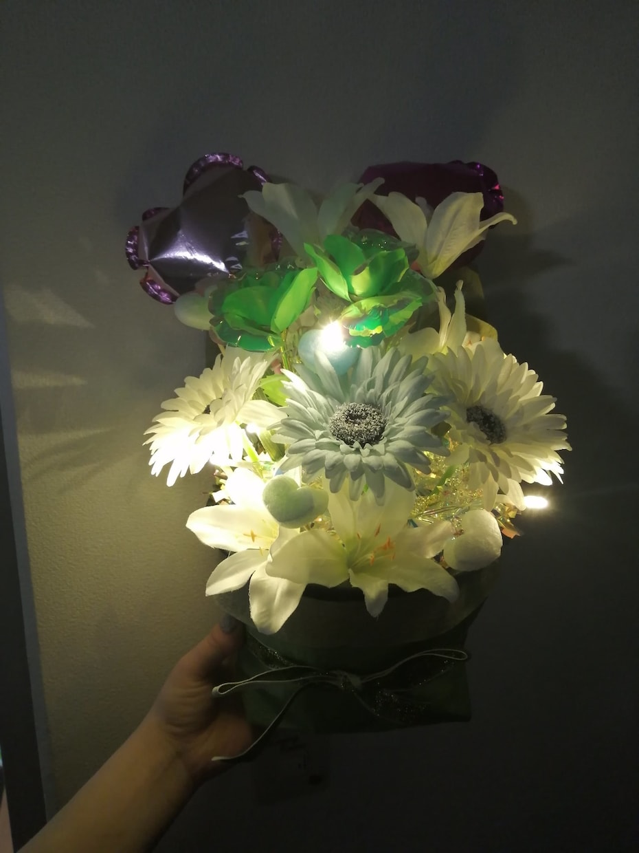 卓上のフラワースタンド(小型、造花)を製作します 推しのライブや結婚式などに！造花なのでアレンジし放題です！ イメージ2