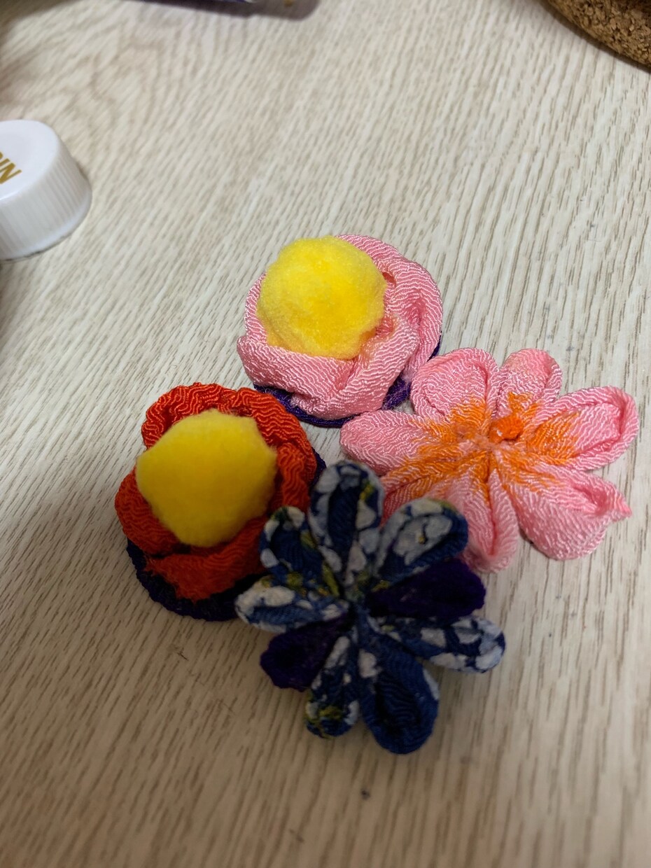 お花作ります ちりめん、洋布でモチーフのお花作ります。 イメージ2
