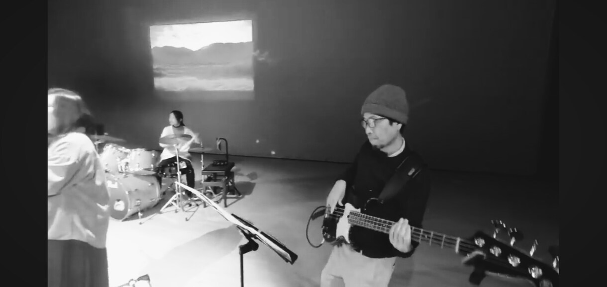 エレキベース、詩的でシンプルな音を。ともに考えます 指弾きも、やわらかい音色も。あなたの物語に寄り添うベース。 イメージ2