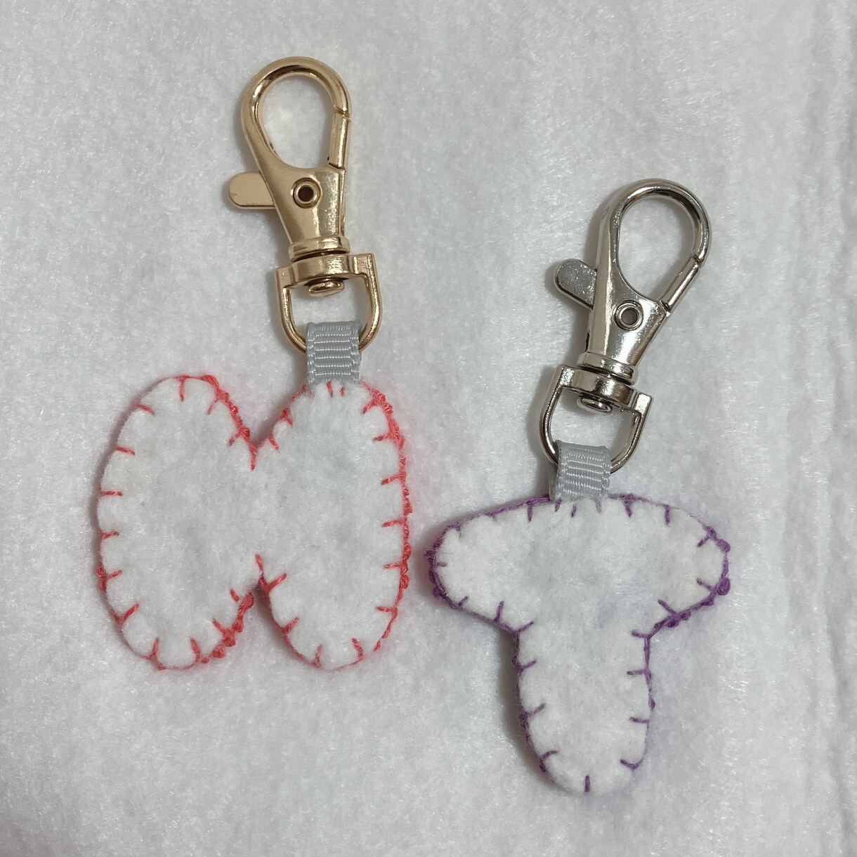 手刺繍イニシャルキーホルダー作成します 2Dネイル風のデザインのイニシャルキーホルダーです イメージ3