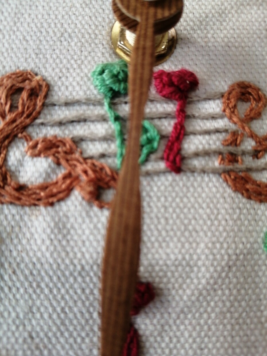 男女の語らいのイメージを刺繍で仕上げますます 手作り刺繍音符掛け時計完全手縫い イメージ3
