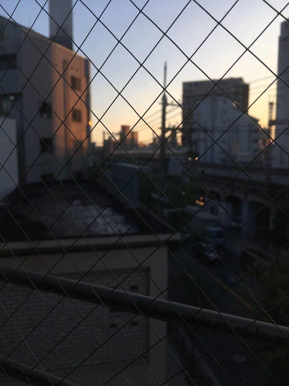 背中押します 迷いや不安がある方の背中に手を添えます。 イメージ1