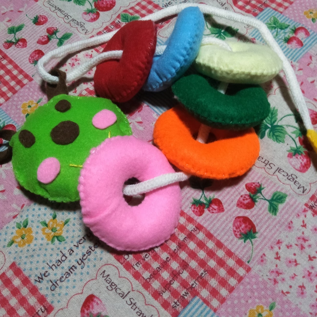 ハンドメイドの商品を作ります 小さいお子様向けのおもちゃ、ピアス、エコバッグなど作ります。 イメージ1
