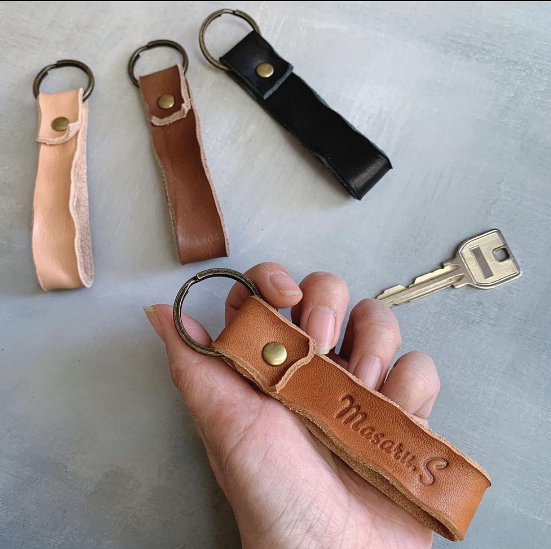 ネーム入れ無料⭐︎レザーキーホルダー作ります 〜ダメージ加工でこなれ感を演出〜シンプルなレザーキーホルダー イメージ2