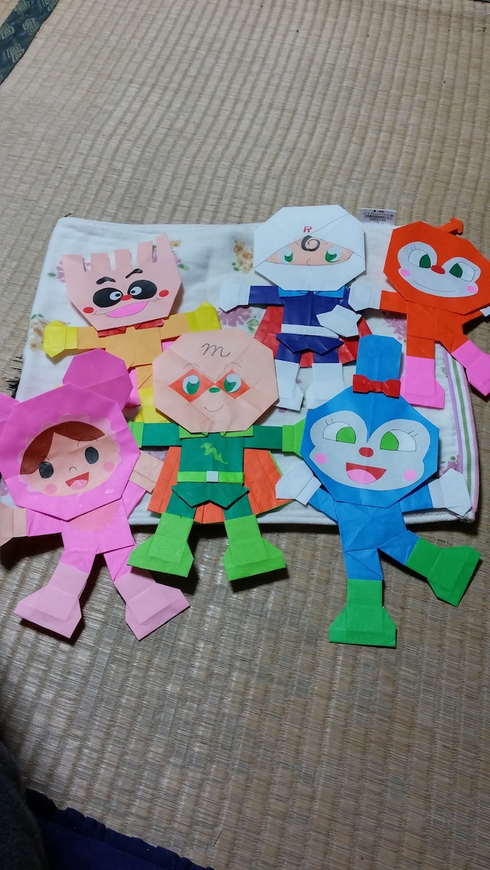 折り紙でアンパンマンと仲間たちを作ります 15センチ角、8センチ角どちらでも。 イメージ2