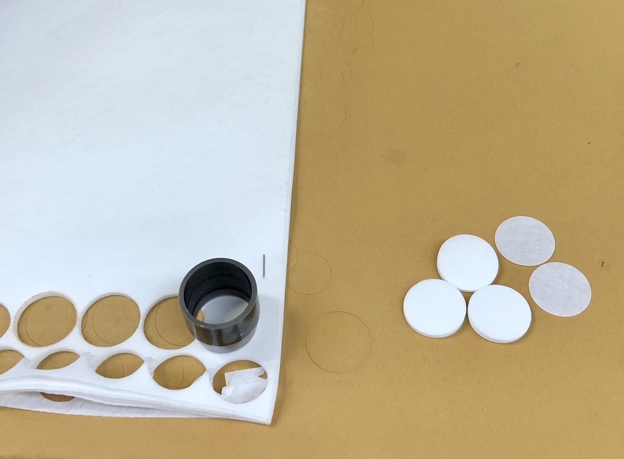 金型プレスで同一形状を大量・精密に生地を裁断します 手切り限界の方必見！金型プレスでスピーディに大量裁断致します イメージ2