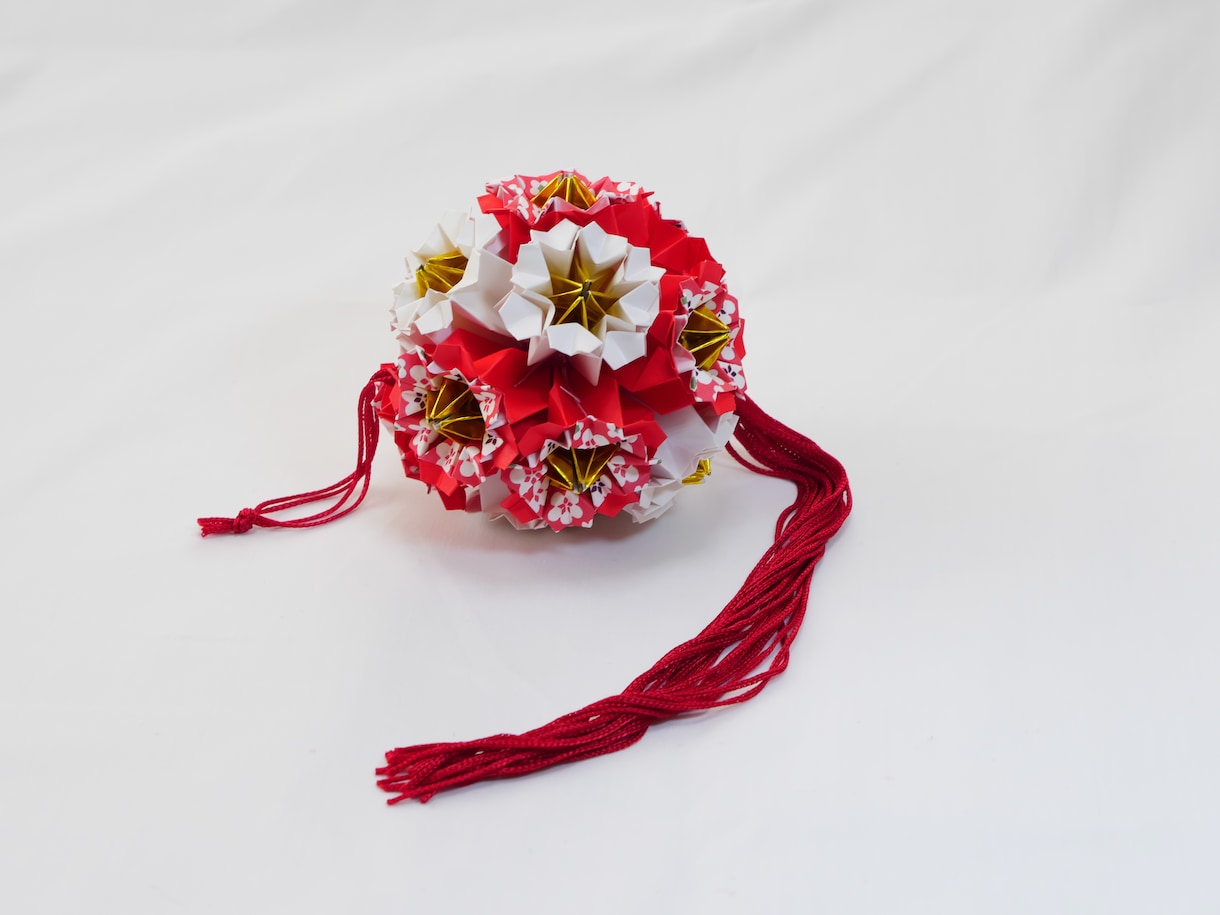 花のくす玉（折り紙）を制作します インテリア、お祝いごと、プレゼントにいかがですか？ イメージ3
