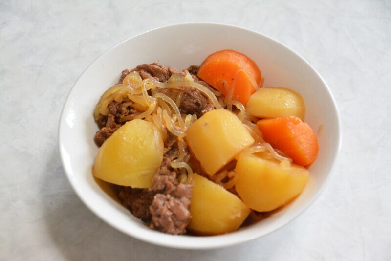 美味しい煮込むタイプの肉じゃがの作り方教えます だし汁から煮込む美味しい肉じゃがの作り方です。 イメージ1