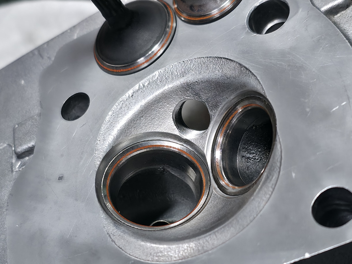 NSF100シリンダーヘッドのシートカットをします 気密性改善による燃費と出力の回復を狙います。 イメージ1