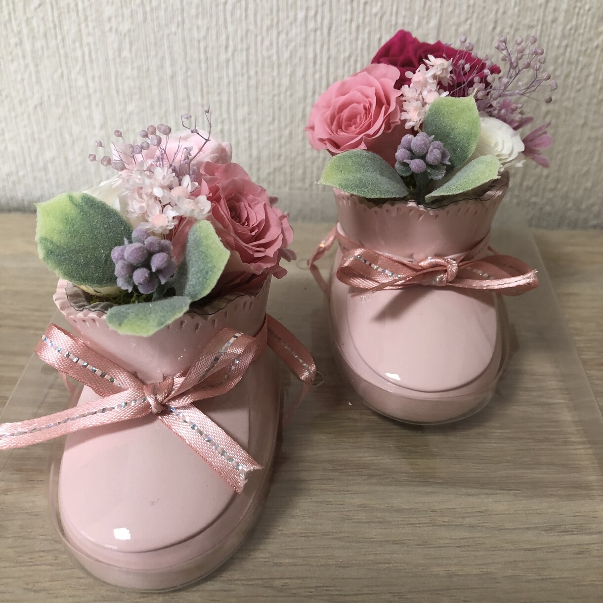 プリザーブドフラワーでベビーシューズを作ります 一点もの‼︎出産祝いにおすすめピンクのベビーシューズ イメージ1