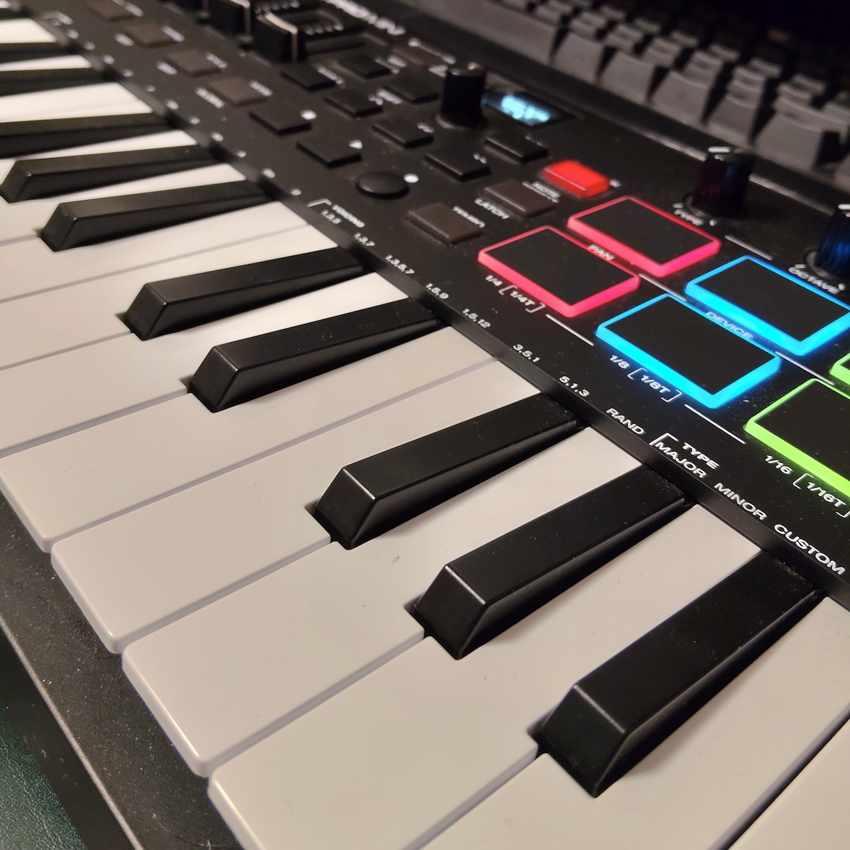 オリジナルのインストBGM・テーマ曲を制作します 現役作編曲家が制作。コードや和声が凝った曲を得意とします。 イメージ2