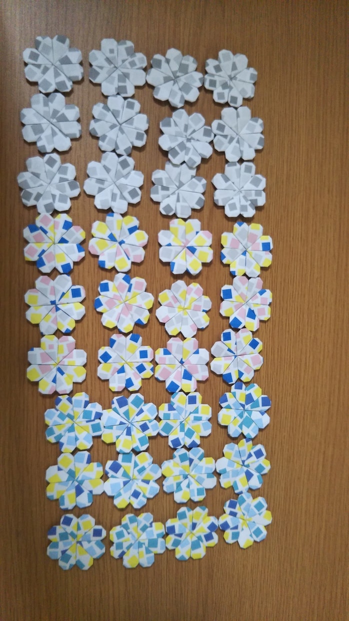 折り紙　お花お作りします ハートを繋げた花になります。壁面、子供のアルバムに使えます。 イメージ1