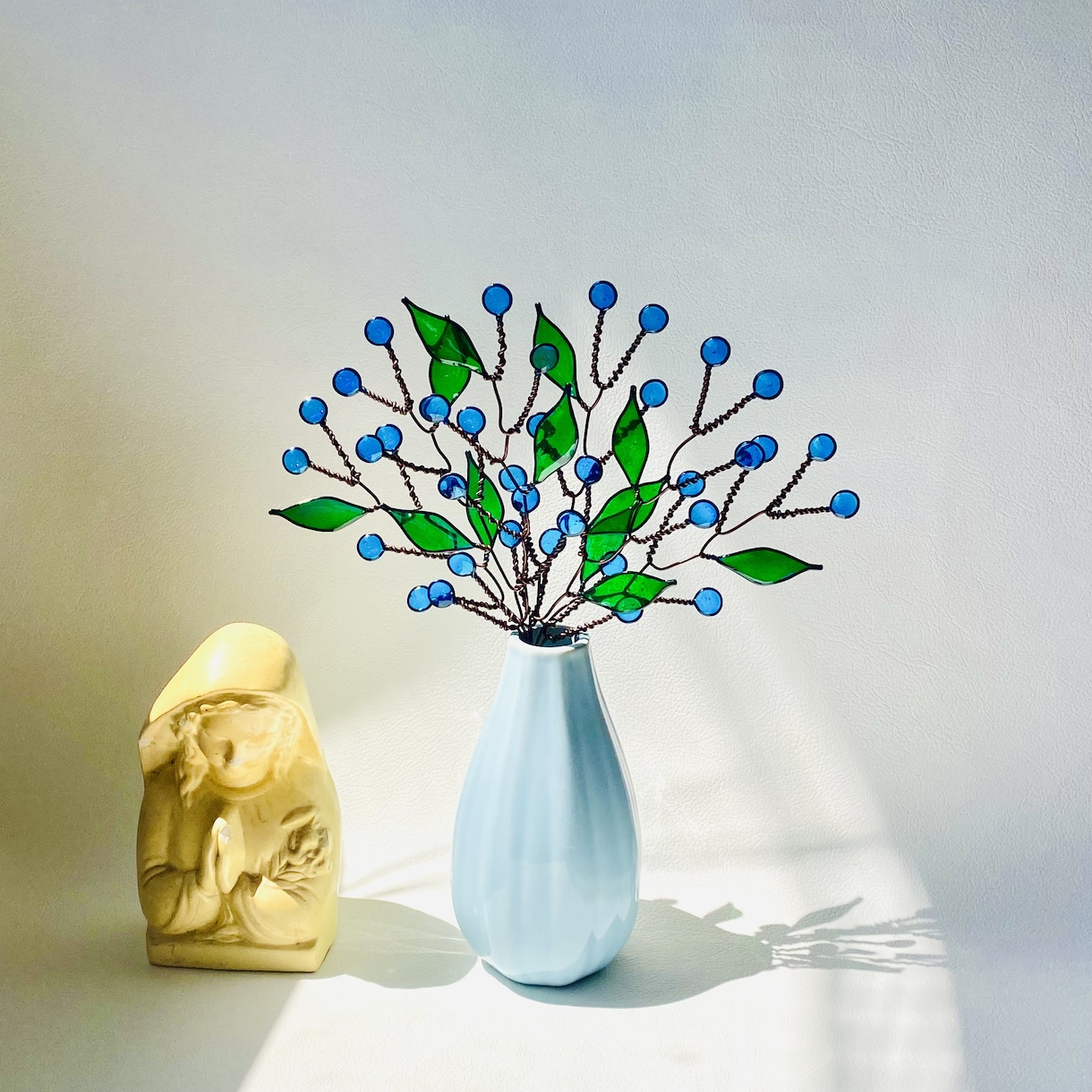 色鮮やかなブルーのかすみ草のスワッグを作ります お部屋に彩りを加えるアレンジフラワー イメージ3