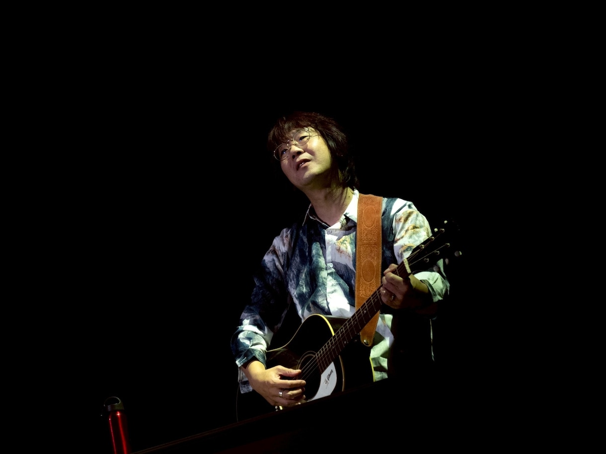 ギターを使ってオンラインボーカルレッスン致します 発声の基礎からおこなうので初心者も安心して参加いただけます。 イメージ2