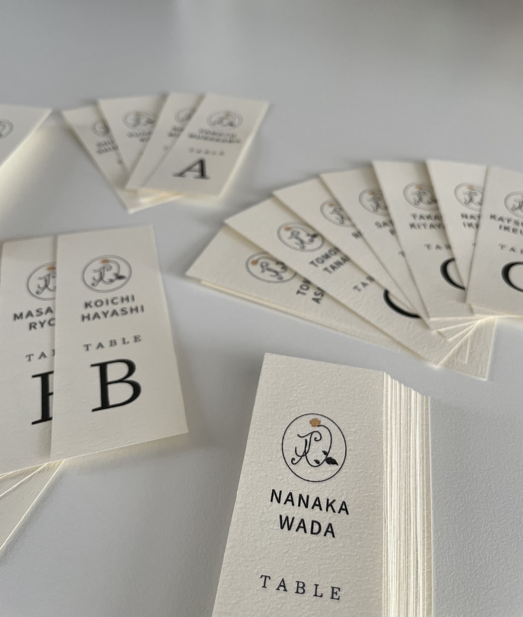 卒花が結婚式のエスコートカード作成いたします オリジナルロゴ入りエスコートカードで自分達らしい結婚式演出を イメージ2