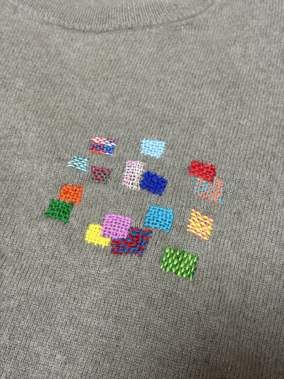 穴が開いた服をダーニングで修繕します 即日修繕対応しています。すぐに着たい服などをお直し致します。 イメージ3