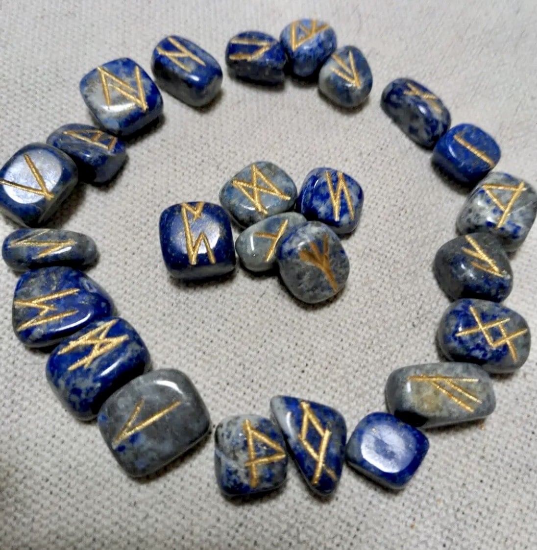 ルーンであなたの悩みを解決に導きます ルーンに選択を委ねてみませんか?