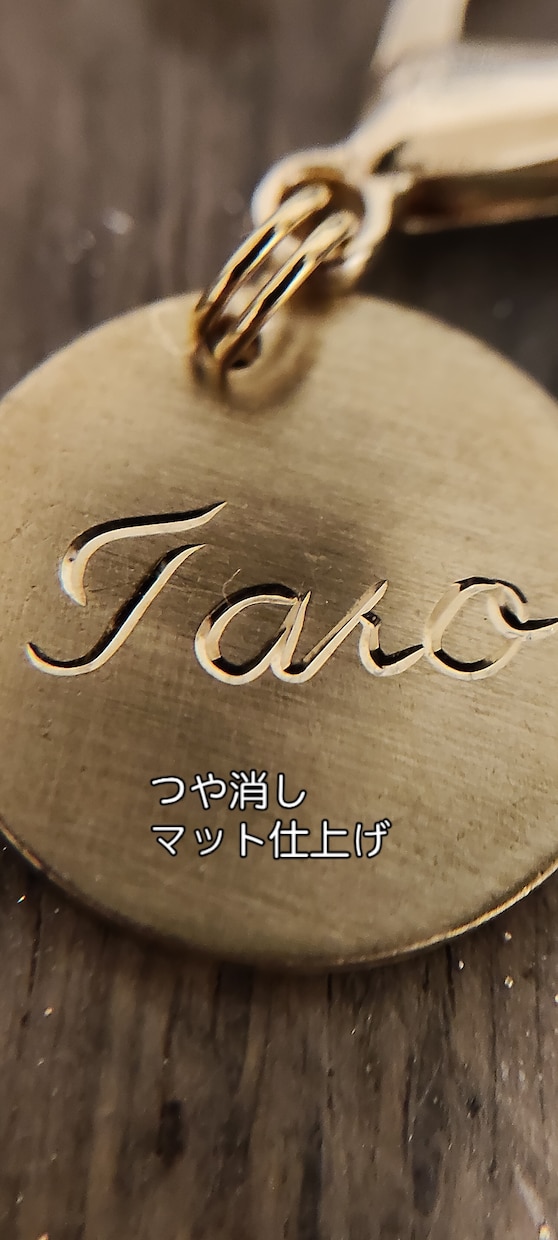 大切な犬猫用　手彫り真鍮製迷子札を作成します 超硬タガネという、金属用の彫刻刀で美しい彫跡になります イメージ2