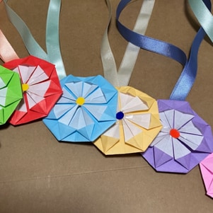 折り鶴作成代行、紙ペーパーのお花も作ります 色々なイベントで必要な方に代わりお花や折り鶴を折ります イメージ2