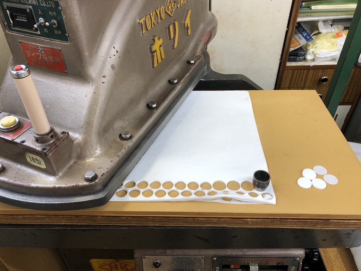 金型プレスで同一形状を大量・精密に生地を裁断します 手切り限界の方必見！金型プレスでスピーディに大量裁断致します イメージ1