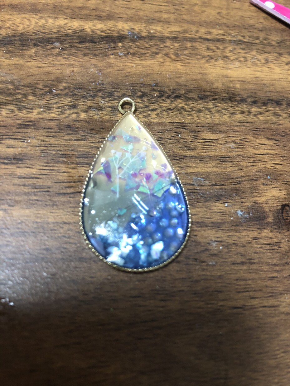 レジンでアクセサリーやキーホルダーを作ります ネックレスやキーホルダーをつくってます イメージ9