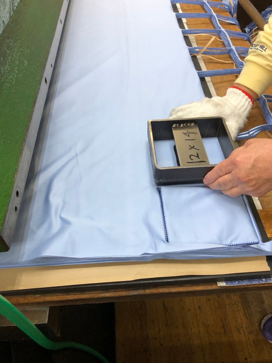 金型プレスで同一形状を大量・精密に生地を裁断します 手切り限界の方必見！金型プレスでスピーディに大量裁断致します イメージ3